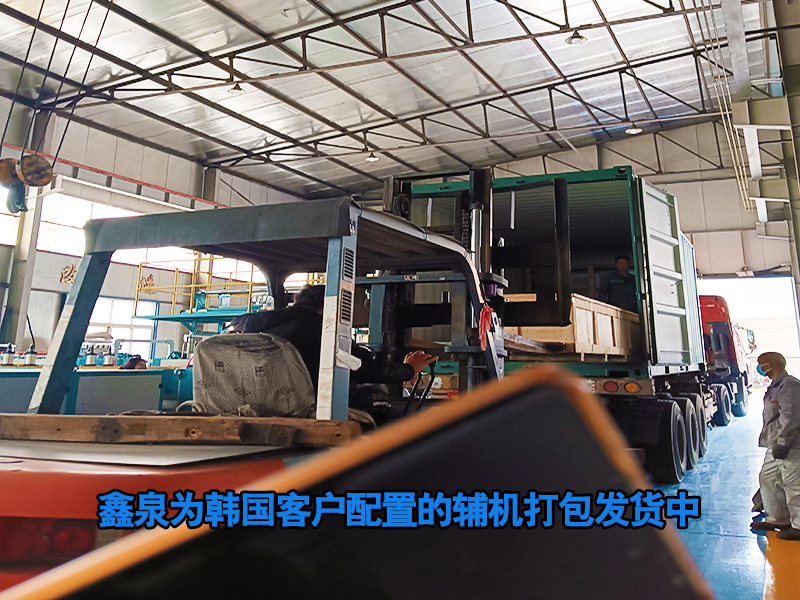 2025年5月17日鑫泉為韓國客戶配制的冷水機(jī)、成型輥、膠輥及鋼輥已整裝待發(fā)！